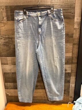INC International Concepts Light Wash Relaxed Woman’s Jeans